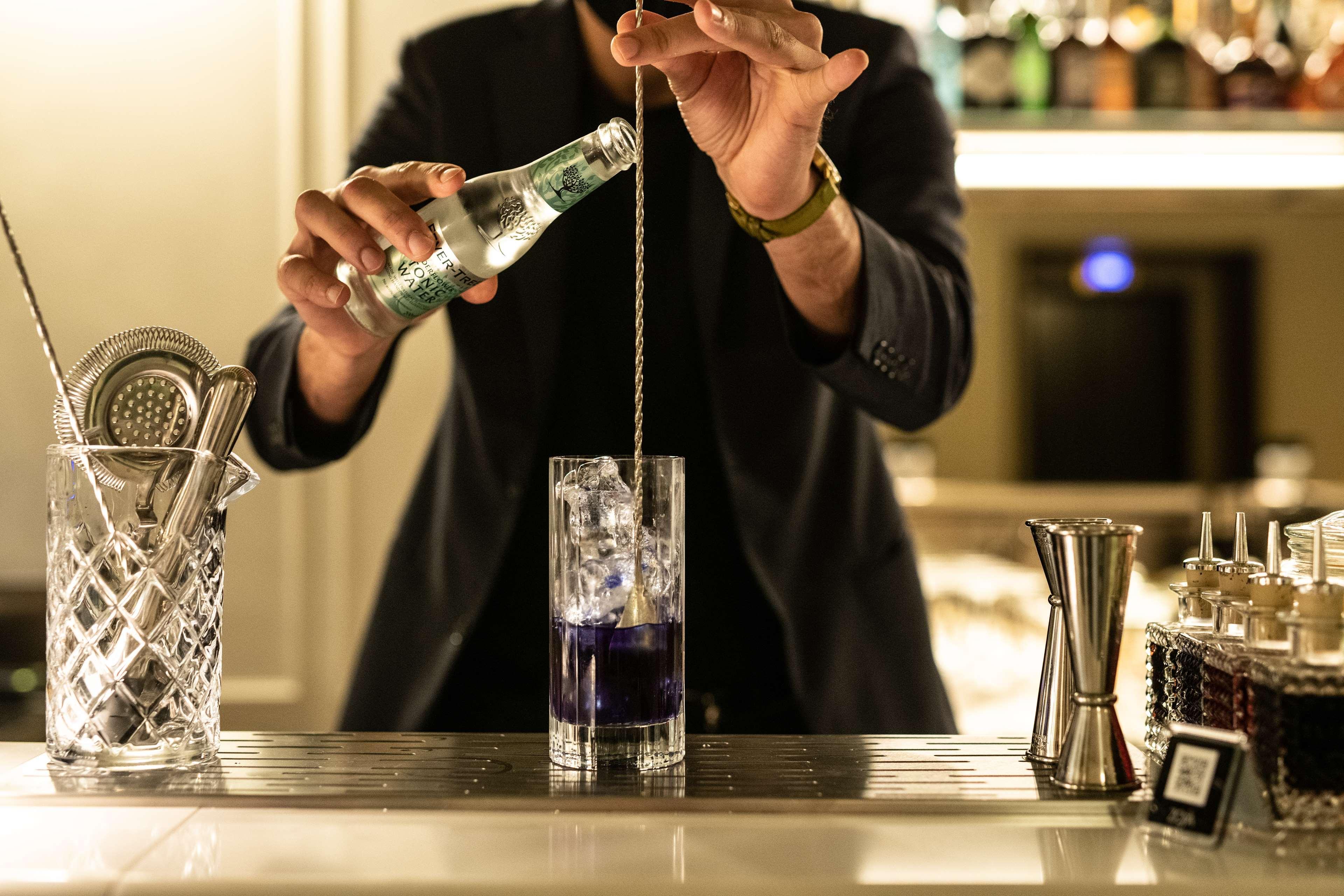 Radisson Collection Hotel, Palazzo Nani Veneţia Exterior foto A bartender topping a cocktail with tonic water